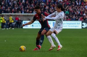 迪马：德温特今日将抵达米兰城，他从热那亚转会米兰的手续已完成