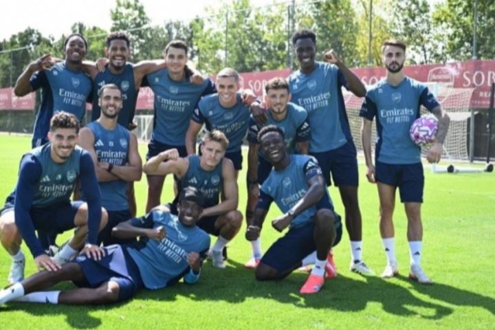 笑不出来😭阿森纳训练赢球小队全员笑容灿烂，法维却宛若局外人