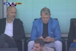 太无聊了！切尔西老板伯利低头玩手机，妻子提醒后立马收起看比赛