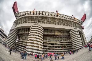 杰纳斯：圣西罗的内部环境很糟糕，更衣室很小且厕所只有一个洞