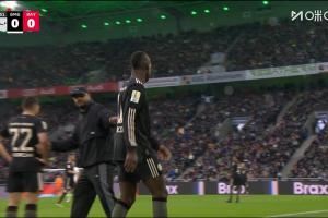 久攻不下！拜仁第59分钟调整锋线，杰克逊被换下，格纳布里登场