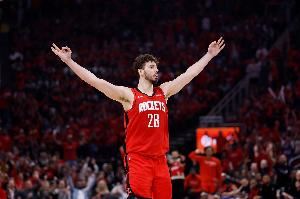 冷手硬打！申京手感糟糕首节7投2中得到7分2板 但正负值+5！