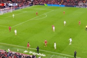 索博斯洛伊拖延时间，埃梅里愤怒将其推开，索博吃到黄牌