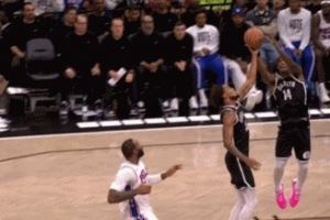 大水冲了龙王庙！篮网反击送空接 曼恩和克拉克斯顿抢一起成失误