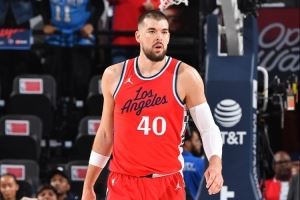 我拼了你们呢?祖巴茨上半场5中4得9分8板1助 快船落后14分