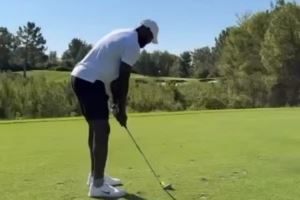 害搁那高尔夫!詹姆斯更推:在油管上看高尔夫视频太带派了!!