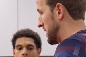 恭喜!宽萨完成英格兰队首秀,队长凯恩为他颁发纪念帽子